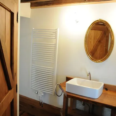 Dom wakacyjny Stone-built In With Garden Werpin