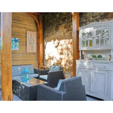 펜션 Stone-built In With Garden